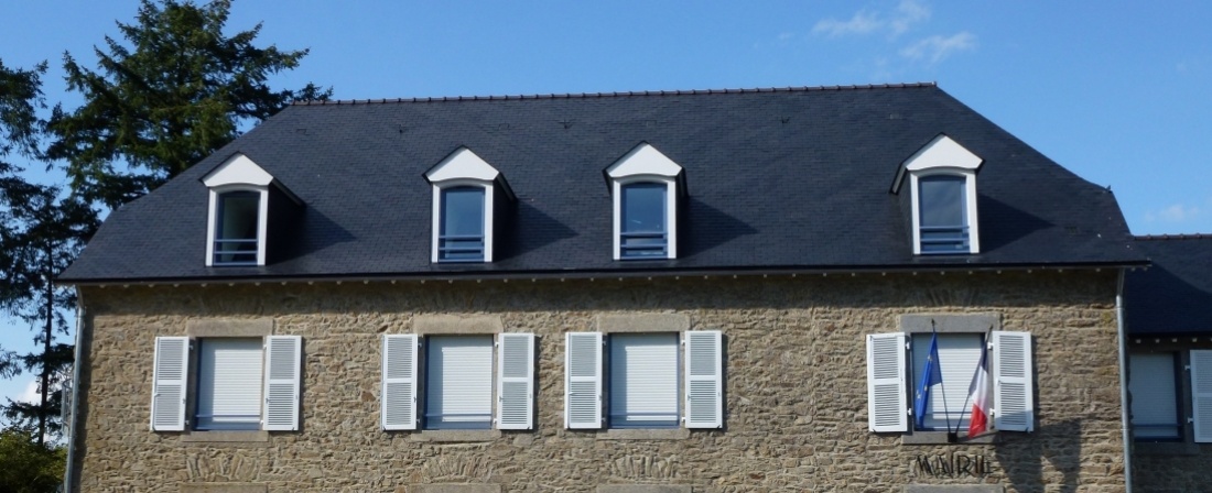 toiture ardoise sur un b&acirc;timent en pierres