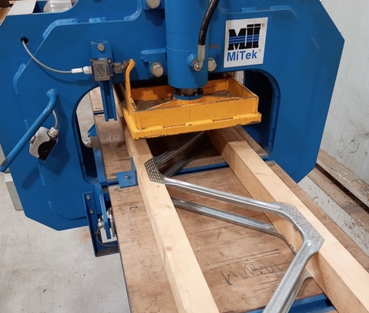 Machine MiTek dans nos ateliers de Bonchamp l&egrave;s Laval
